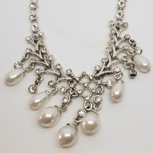 VINTAGE SILVERTONED NECKLACE WITH FAUX DROP PEARLS & GLASS RHINESTONE ACCENTS - Picture 4 of 11